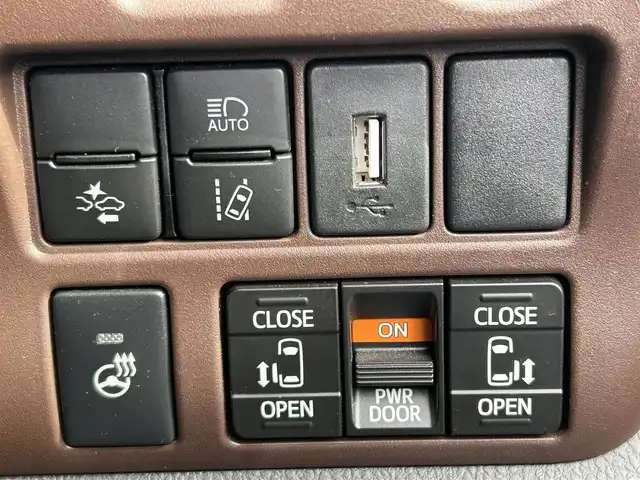 トヨタ エスクァイア Gi プレミアムパッケージ 大阪府 2019(令1)年 7.4万km ブラッキッシュアゲハガラスフレーク トヨタセーフティセンス/・プリクラッシュセーフティー/・クルーズコントロール/・パーキングサポートブレーキー/・クリアランスソナー/・レーンキープアシスト/・オートマチックハイビーム/社外ナビ/・Bluetooth/フルセグTV/CD/DVD/USB/ラジオ/　HDMI/IPod/主要装備/・バックカメラ/・横滑り防止装置/・アイドリングストップ/・両側パワースライドドア/・ステアリングヒーター/・ステアリングスイッチ/・ハーフレザーシート/・シートヒーター/・デジタルインナーミラー/・nanoe/・ETC