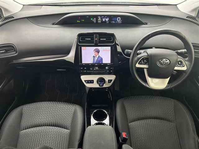 トヨタ プリウス Sセーフティプラス 熊本県 2017(平29)年 8.5万km アティチュードブラックマイカ 純正ナビNSZT-Y66T(CD・DVD・フルセグ・BT）/バックカメラ/ETC/純正前方ドライブレコーダー/レーダークルーズコントロール/クリアランスソナー/パーキングアシスト/横滑り防止装置/衝突軽減ブレーキ/車線逸脱システム/オートライト/LEDヘッドライト/電動格納サードシート/エアロ（F・S・R）塗装あり/車高調/エアロ塗装あり/サスペンション車内積込み有/純正フロアマット/社外19インチAW/スマートキー/プッシュスタート