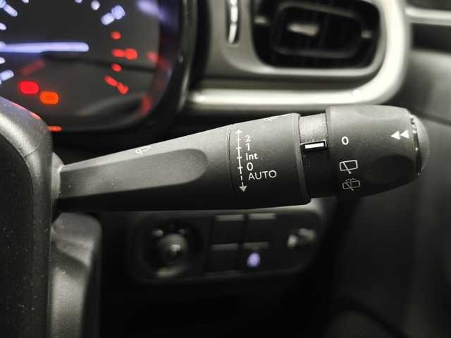 シトロエン Ｃ３ フィール 群馬県 2022(令4)年 1.3万km 白 ディスプレイオーディオ/アップルCarPlay/LEDライト/Bluetooth/Androidauto/クルーズコントロール/スマートキー　/16インチAW/スタッドレスタイヤ積み込み