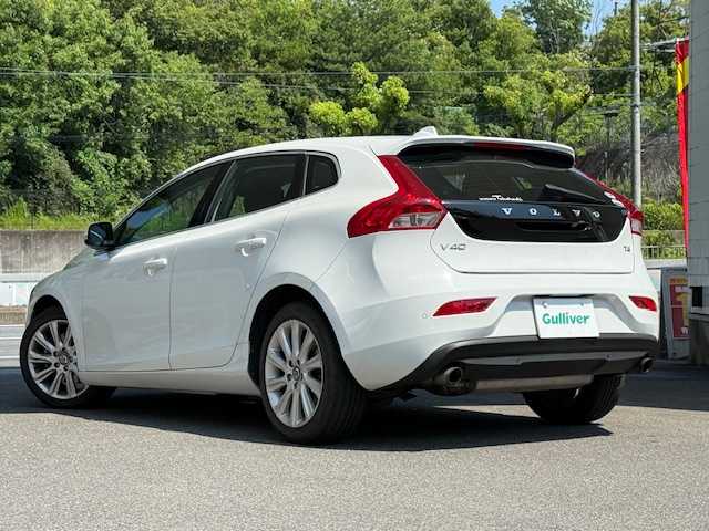 ボルボ Ｖ４０ T－4 SE 大阪府 2013(平25)年 8.3万km アイスホワイト /前席シートヒーター//アイドリングストップ//ETC//クルーズコントロール//ブラインドスポットインフォメーション//スマートキー//D席パワーシート//前後ドラレコ【ZDR 035】//純正17AW
