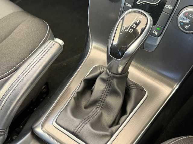ボルボ Ｖ４０ T－4 SE 大阪府 2013(平25)年 8.3万km アイスホワイト /前席シートヒーター//アイドリングストップ//ETC//クルーズコントロール//ブラインドスポットインフォメーション//スマートキー//D席パワーシート//前後ドラレコ【ZDR 035】//純正17AW