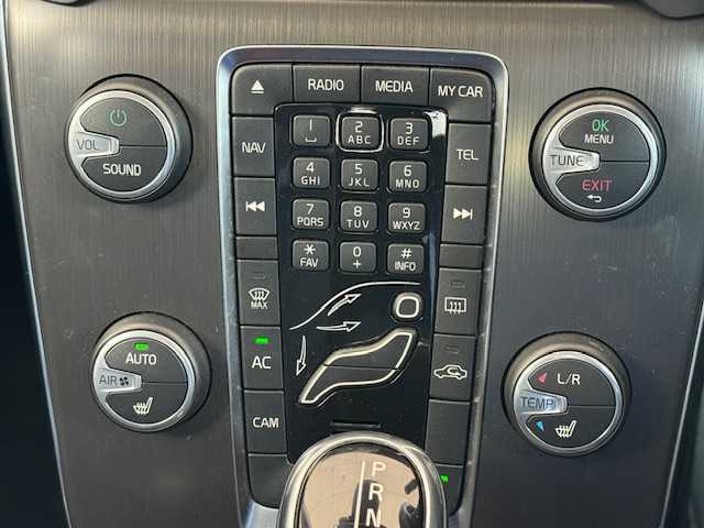 ボルボ Ｖ４０ T－4 SE 大阪府 2013(平25)年 8.3万km アイスホワイト /前席シートヒーター//アイドリングストップ//ETC//クルーズコントロール//ブラインドスポットインフォメーション//スマートキー//D席パワーシート//前後ドラレコ【ZDR 035】//純正17AW