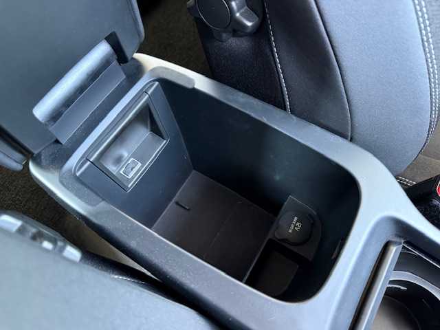 ボルボ Ｖ４０ T－4 SE 大阪府 2013(平25)年 8.3万km アイスホワイト /前席シートヒーター//アイドリングストップ//ETC//クルーズコントロール//ブラインドスポットインフォメーション//スマートキー//D席パワーシート//前後ドラレコ【ZDR 035】//純正17AW