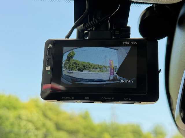ボルボ Ｖ４０ T－4 SE 大阪府 2013(平25)年 8.3万km アイスホワイト /前席シートヒーター//アイドリングストップ//ETC//クルーズコントロール//ブラインドスポットインフォメーション//スマートキー//D席パワーシート//前後ドラレコ【ZDR 035】//純正17AW