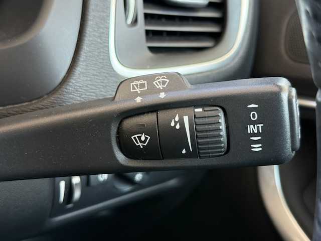 ボルボ Ｖ４０ T－4 SE 大阪府 2013(平25)年 8.3万km アイスホワイト /前席シートヒーター//アイドリングストップ//ETC//クルーズコントロール//ブラインドスポットインフォメーション//スマートキー//D席パワーシート//前後ドラレコ【ZDR 035】//純正17AW