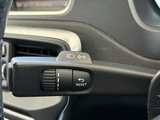 ボルボ Ｖ４０ T－4 SE 大阪府 2013(平25)年 8.3万km アイスホワイト /前席シートヒーター//アイドリングストップ//ETC//クルーズコントロール//ブラインドスポットインフォメーション//スマートキー//D席パワーシート//前後ドラレコ【ZDR 035】//純正17AW
