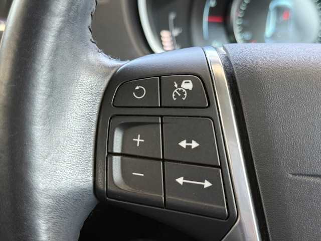 ボルボ Ｖ４０ T－4 SE 大阪府 2013(平25)年 8.3万km アイスホワイト /前席シートヒーター//アイドリングストップ//ETC//クルーズコントロール//ブラインドスポットインフォメーション//スマートキー//D席パワーシート//前後ドラレコ【ZDR 035】//純正17AW