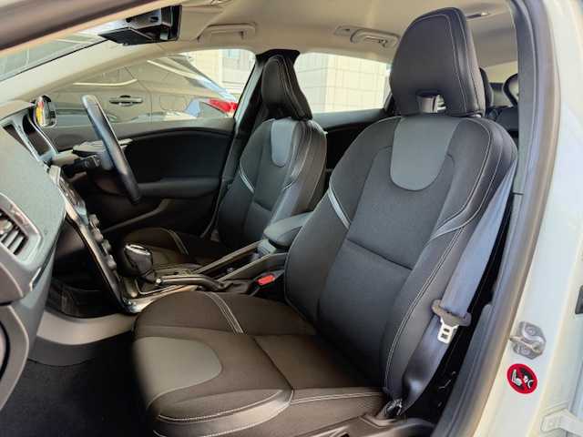 ボルボ Ｖ４０ T－4 SE 大阪府 2013(平25)年 8.3万km アイスホワイト /前席シートヒーター//アイドリングストップ//ETC//クルーズコントロール//ブラインドスポットインフォメーション//スマートキー//D席パワーシート//前後ドラレコ【ZDR 035】//純正17AW