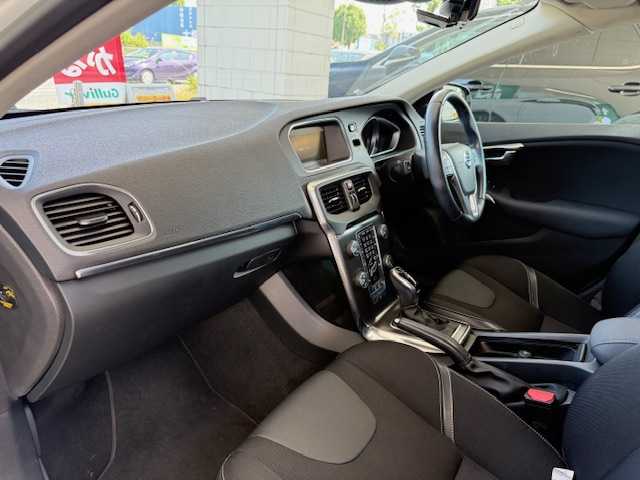 ボルボ Ｖ４０ T－4 SE 大阪府 2013(平25)年 8.3万km アイスホワイト /前席シートヒーター//アイドリングストップ//ETC//クルーズコントロール//ブラインドスポットインフォメーション//スマートキー//D席パワーシート//前後ドラレコ【ZDR 035】//純正17AW