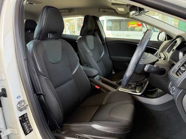 ボルボ Ｖ４０ T－4 SE 大阪府 2013(平25)年 8.3万km アイスホワイト /前席シートヒーター//アイドリングストップ//ETC//クルーズコントロール//ブラインドスポットインフォメーション//スマートキー//D席パワーシート//前後ドラレコ【ZDR 035】//純正17AW