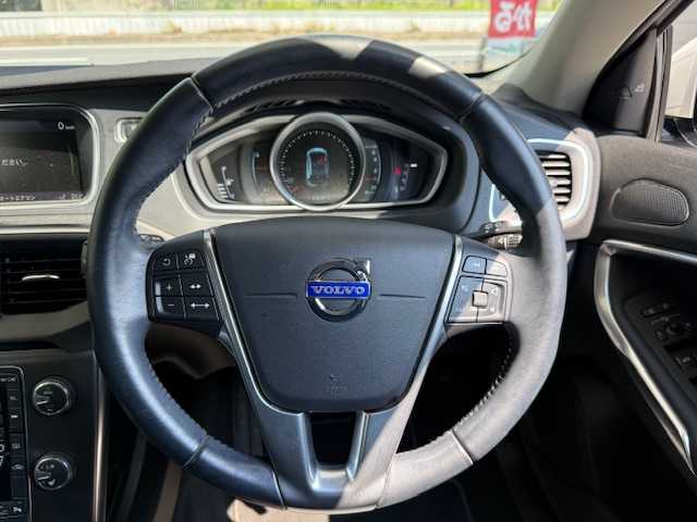ボルボ Ｖ４０ T－4 SE 大阪府 2013(平25)年 8.3万km アイスホワイト /前席シートヒーター//アイドリングストップ//ETC//クルーズコントロール//ブラインドスポットインフォメーション//スマートキー//D席パワーシート//前後ドラレコ【ZDR 035】//純正17AW