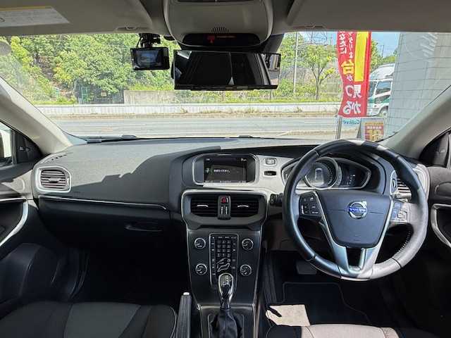 ボルボ Ｖ４０ T－4 SE 大阪府 2013(平25)年 8.3万km アイスホワイト /前席シートヒーター//アイドリングストップ//ETC//クルーズコントロール//ブラインドスポットインフォメーション//スマートキー//D席パワーシート//前後ドラレコ【ZDR 035】//純正17AW