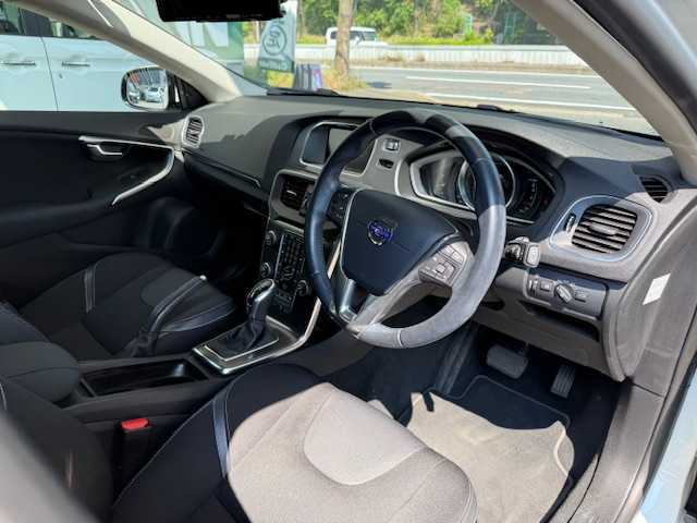 ボルボ Ｖ４０ T－4 SE 大阪府 2013(平25)年 8.3万km アイスホワイト /前席シートヒーター//アイドリングストップ//ETC//クルーズコントロール//ブラインドスポットインフォメーション//スマートキー//D席パワーシート//前後ドラレコ【ZDR 035】//純正17AW