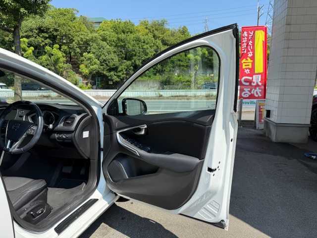 ボルボ Ｖ４０ T－4 SE 大阪府 2013(平25)年 8.3万km アイスホワイト /前席シートヒーター//アイドリングストップ//ETC//クルーズコントロール//ブラインドスポットインフォメーション//スマートキー//D席パワーシート//前後ドラレコ【ZDR 035】//純正17AW