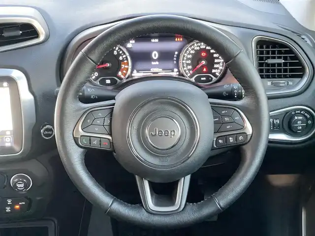 クライスラー・ジープ ジープ レネゲード リミテッド 山梨県 2022(令4)年 4.8万km 白 ワンオーナー /Uconnect/AppleCarPlay/Bluetooth/黒革/シートヒーター /ステアリングヒーター/パワーシート/衝突軽減B/ACC/LKA/BSA/ETC/純正17インチAw
