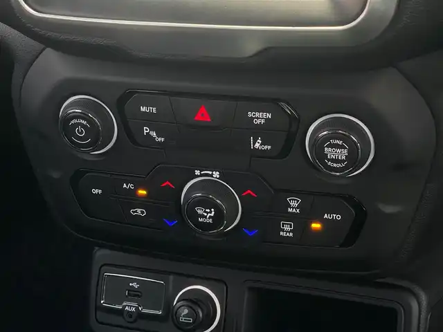 クライスラー・ジープ ジープ レネゲード リミテッド 山梨県 2022(令4)年 4.8万km 白 ワンオーナー /Uconnect/AppleCarPlay/Bluetooth/黒革/シートヒーター /ステアリングヒーター/パワーシート/衝突軽減B/ACC/LKA/BSA/ETC/純正17インチAw