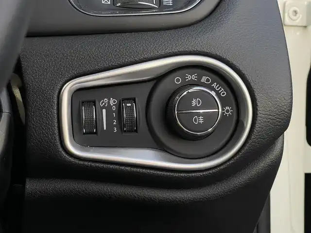 クライスラー・ジープ ジープ レネゲード リミテッド 山梨県 2022(令4)年 4.8万km 白 ワンオーナー /Uconnect/AppleCarPlay/Bluetooth/黒革/シートヒーター /ステアリングヒーター/パワーシート/衝突軽減B/ACC/LKA/BSA/ETC/純正17インチAw