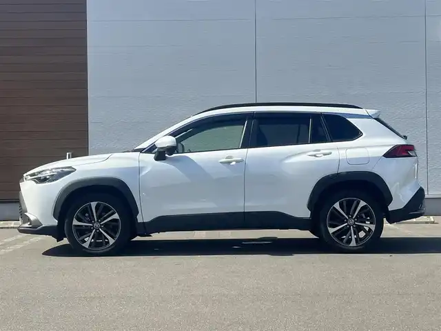 トヨタ カローラ クロス ハイブリッド Z 秋田県 2022(令4)年 7.1万km プラチナホワイトパールマイカ ４WD/衝突軽減システム/LEDヘッドライト/純正メモリナビ/フルセグ/バックカメラ/トヨタ純正18インチアルミ/スマートキー/アイドリングストップ/プッシュスタート/クルーズコントロール追従走行有/オートマチックハイビーム/レーンキープアシスト/コーナーセンサー/ステアリングスイッチ/電動パーキングブレーキ/ブレーキホールド機能/電動リアゲート/ドライブレコーダー/運転席パワーシート/前席シートヒーター/ETC/ルーフレール/純正フロアマット/純正ドアバイザー/オートライト/オートエアコン/パワーステアリング/パワーウィンドウ/ヘッドライトレベライザー/横滑り防止/盗難防止装置/寒冷地仕様/電動格納ウィンカーミラー/保証書/取扱説明書/記録簿/スペアキー1本有