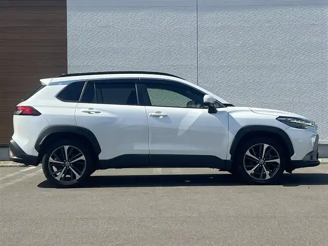 トヨタ カローラ クロス ハイブリッド Z 秋田県 2022(令4)年 7.1万km プラチナホワイトパールマイカ ４WD/衝突軽減システム/LEDヘッドライト/純正メモリナビ/フルセグ/バックカメラ/トヨタ純正18インチアルミ/スマートキー/アイドリングストップ/プッシュスタート/クルーズコントロール追従走行有/オートマチックハイビーム/レーンキープアシスト/コーナーセンサー/ステアリングスイッチ/電動パーキングブレーキ/ブレーキホールド機能/電動リアゲート/ドライブレコーダー/運転席パワーシート/前席シートヒーター/ETC/ルーフレール/純正フロアマット/純正ドアバイザー/オートライト/オートエアコン/パワーステアリング/パワーウィンドウ/ヘッドライトレベライザー/横滑り防止/盗難防止装置/寒冷地仕様/電動格納ウィンカーミラー/保証書/取扱説明書/記録簿/スペアキー1本有