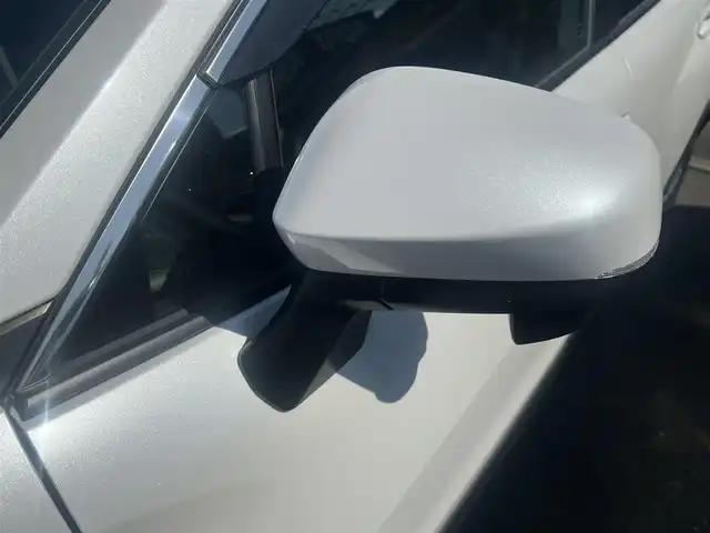トヨタ カローラ クロス ハイブリッド Z 秋田県 2022(令4)年 7.1万km プラチナホワイトパールマイカ ４WD/衝突軽減システム/LEDヘッドライト/純正メモリナビ/フルセグ/バックカメラ/トヨタ純正18インチアルミ/スマートキー/アイドリングストップ/プッシュスタート/クルーズコントロール追従走行有/オートマチックハイビーム/レーンキープアシスト/コーナーセンサー/ステアリングスイッチ/電動パーキングブレーキ/ブレーキホールド機能/電動リアゲート/ドライブレコーダー/運転席パワーシート/前席シートヒーター/ETC/ルーフレール/純正フロアマット/純正ドアバイザー/オートライト/オートエアコン/パワーステアリング/パワーウィンドウ/ヘッドライトレベライザー/横滑り防止/盗難防止装置/寒冷地仕様/電動格納ウィンカーミラー/保証書/取扱説明書/記録簿/スペアキー1本有