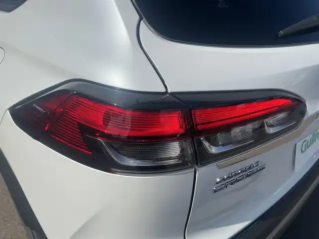 トヨタ カローラ クロス ハイブリッド Z 秋田県 2022(令4)年 7.1万km プラチナホワイトパールマイカ ４WD/衝突軽減システム/LEDヘッドライト/純正メモリナビ/フルセグ/バックカメラ/トヨタ純正18インチアルミ/スマートキー/アイドリングストップ/プッシュスタート/クルーズコントロール追従走行有/オートマチックハイビーム/レーンキープアシスト/コーナーセンサー/ステアリングスイッチ/電動パーキングブレーキ/ブレーキホールド機能/電動リアゲート/ドライブレコーダー/運転席パワーシート/前席シートヒーター/ETC/ルーフレール/純正フロアマット/純正ドアバイザー/オートライト/オートエアコン/パワーステアリング/パワーウィンドウ/ヘッドライトレベライザー/横滑り防止/盗難防止装置/寒冷地仕様/電動格納ウィンカーミラー/保証書/取扱説明書/記録簿/スペアキー1本有