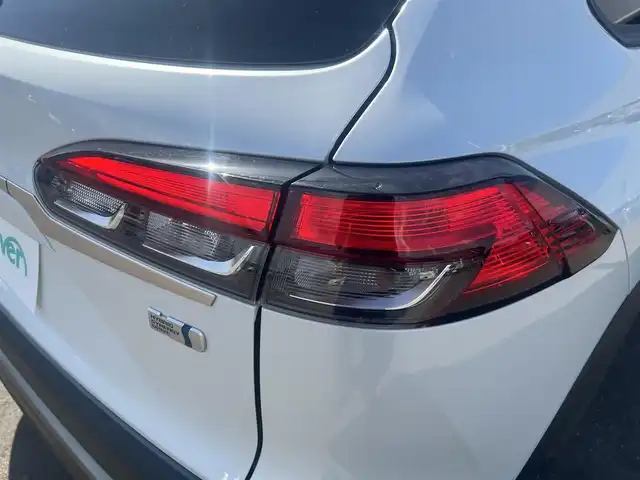 トヨタ カローラ クロス ハイブリッド Z 秋田県 2022(令4)年 7.1万km プラチナホワイトパールマイカ ４WD/衝突軽減システム/LEDヘッドライト/純正メモリナビ/フルセグ/バックカメラ/トヨタ純正18インチアルミ/スマートキー/アイドリングストップ/プッシュスタート/クルーズコントロール追従走行有/オートマチックハイビーム/レーンキープアシスト/コーナーセンサー/ステアリングスイッチ/電動パーキングブレーキ/ブレーキホールド機能/電動リアゲート/ドライブレコーダー/運転席パワーシート/前席シートヒーター/ETC/ルーフレール/純正フロアマット/純正ドアバイザー/オートライト/オートエアコン/パワーステアリング/パワーウィンドウ/ヘッドライトレベライザー/横滑り防止/盗難防止装置/寒冷地仕様/電動格納ウィンカーミラー/保証書/取扱説明書/記録簿/スペアキー1本有