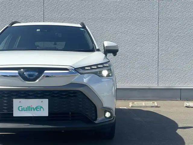 トヨタ カローラ クロス ハイブリッド Z 秋田県 2022(令4)年 7.1万km プラチナホワイトパールマイカ ４WD/衝突軽減システム/LEDヘッドライト/純正メモリナビ/フルセグ/バックカメラ/トヨタ純正18インチアルミ/スマートキー/アイドリングストップ/プッシュスタート/クルーズコントロール追従走行有/オートマチックハイビーム/レーンキープアシスト/コーナーセンサー/ステアリングスイッチ/電動パーキングブレーキ/ブレーキホールド機能/電動リアゲート/ドライブレコーダー/運転席パワーシート/前席シートヒーター/ETC/ルーフレール/純正フロアマット/純正ドアバイザー/オートライト/オートエアコン/パワーステアリング/パワーウィンドウ/ヘッドライトレベライザー/横滑り防止/盗難防止装置/寒冷地仕様/電動格納ウィンカーミラー/保証書/取扱説明書/記録簿/スペアキー1本有