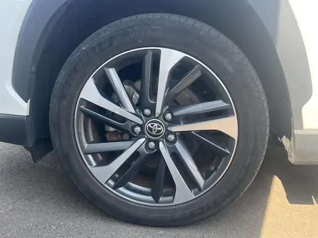 トヨタ カローラ クロス ハイブリッド Z 秋田県 2022(令4)年 7.1万km プラチナホワイトパールマイカ ４WD/衝突軽減システム/LEDヘッドライト/純正メモリナビ/フルセグ/バックカメラ/トヨタ純正18インチアルミ/スマートキー/アイドリングストップ/プッシュスタート/クルーズコントロール追従走行有/オートマチックハイビーム/レーンキープアシスト/コーナーセンサー/ステアリングスイッチ/電動パーキングブレーキ/ブレーキホールド機能/電動リアゲート/ドライブレコーダー/運転席パワーシート/前席シートヒーター/ETC/ルーフレール/純正フロアマット/純正ドアバイザー/オートライト/オートエアコン/パワーステアリング/パワーウィンドウ/ヘッドライトレベライザー/横滑り防止/盗難防止装置/寒冷地仕様/電動格納ウィンカーミラー/保証書/取扱説明書/記録簿/スペアキー1本有