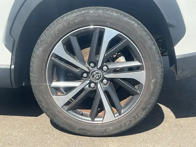 トヨタ カローラ クロス ハイブリッド Z 秋田県 2022(令4)年 7.1万km プラチナホワイトパールマイカ ４WD/衝突軽減システム/LEDヘッドライト/純正メモリナビ/フルセグ/バックカメラ/トヨタ純正18インチアルミ/スマートキー/アイドリングストップ/プッシュスタート/クルーズコントロール追従走行有/オートマチックハイビーム/レーンキープアシスト/コーナーセンサー/ステアリングスイッチ/電動パーキングブレーキ/ブレーキホールド機能/電動リアゲート/ドライブレコーダー/運転席パワーシート/前席シートヒーター/ETC/ルーフレール/純正フロアマット/純正ドアバイザー/オートライト/オートエアコン/パワーステアリング/パワーウィンドウ/ヘッドライトレベライザー/横滑り防止/盗難防止装置/寒冷地仕様/電動格納ウィンカーミラー/保証書/取扱説明書/記録簿/スペアキー1本有