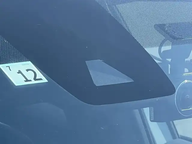 トヨタ カローラ クロス ハイブリッド Z 秋田県 2022(令4)年 7.1万km プラチナホワイトパールマイカ ４WD/衝突軽減システム/LEDヘッドライト/純正メモリナビ/フルセグ/バックカメラ/トヨタ純正18インチアルミ/スマートキー/アイドリングストップ/プッシュスタート/クルーズコントロール追従走行有/オートマチックハイビーム/レーンキープアシスト/コーナーセンサー/ステアリングスイッチ/電動パーキングブレーキ/ブレーキホールド機能/電動リアゲート/ドライブレコーダー/運転席パワーシート/前席シートヒーター/ETC/ルーフレール/純正フロアマット/純正ドアバイザー/オートライト/オートエアコン/パワーステアリング/パワーウィンドウ/ヘッドライトレベライザー/横滑り防止/盗難防止装置/寒冷地仕様/電動格納ウィンカーミラー/保証書/取扱説明書/記録簿/スペアキー1本有
