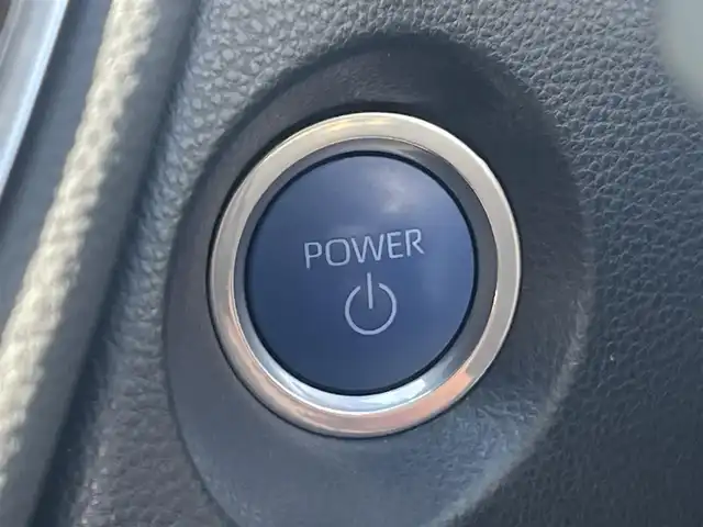 トヨタ カローラ クロス ハイブリッド Z 秋田県 2022(令4)年 7.1万km プラチナホワイトパールマイカ ４WD/衝突軽減システム/LEDヘッドライト/純正メモリナビ/フルセグ/バックカメラ/トヨタ純正18インチアルミ/スマートキー/アイドリングストップ/プッシュスタート/クルーズコントロール追従走行有/オートマチックハイビーム/レーンキープアシスト/コーナーセンサー/ステアリングスイッチ/電動パーキングブレーキ/ブレーキホールド機能/電動リアゲート/ドライブレコーダー/運転席パワーシート/前席シートヒーター/ETC/ルーフレール/純正フロアマット/純正ドアバイザー/オートライト/オートエアコン/パワーステアリング/パワーウィンドウ/ヘッドライトレベライザー/横滑り防止/盗難防止装置/寒冷地仕様/電動格納ウィンカーミラー/保証書/取扱説明書/記録簿/スペアキー1本有