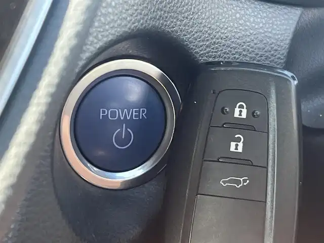 トヨタ カローラ クロス ハイブリッド Z 秋田県 2022(令4)年 7.1万km プラチナホワイトパールマイカ ４WD/衝突軽減システム/LEDヘッドライト/純正メモリナビ/フルセグ/バックカメラ/トヨタ純正18インチアルミ/スマートキー/アイドリングストップ/プッシュスタート/クルーズコントロール追従走行有/オートマチックハイビーム/レーンキープアシスト/コーナーセンサー/ステアリングスイッチ/電動パーキングブレーキ/ブレーキホールド機能/電動リアゲート/ドライブレコーダー/運転席パワーシート/前席シートヒーター/ETC/ルーフレール/純正フロアマット/純正ドアバイザー/オートライト/オートエアコン/パワーステアリング/パワーウィンドウ/ヘッドライトレベライザー/横滑り防止/盗難防止装置/寒冷地仕様/電動格納ウィンカーミラー/保証書/取扱説明書/記録簿/スペアキー1本有