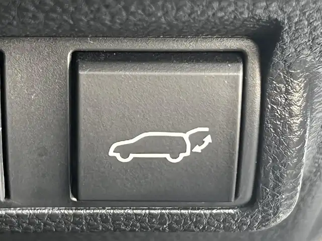 トヨタ カローラ クロス ハイブリッド Z 秋田県 2022(令4)年 7.1万km プラチナホワイトパールマイカ ４WD/衝突軽減システム/LEDヘッドライト/純正メモリナビ/フルセグ/バックカメラ/トヨタ純正18インチアルミ/スマートキー/アイドリングストップ/プッシュスタート/クルーズコントロール追従走行有/オートマチックハイビーム/レーンキープアシスト/コーナーセンサー/ステアリングスイッチ/電動パーキングブレーキ/ブレーキホールド機能/電動リアゲート/ドライブレコーダー/運転席パワーシート/前席シートヒーター/ETC/ルーフレール/純正フロアマット/純正ドアバイザー/オートライト/オートエアコン/パワーステアリング/パワーウィンドウ/ヘッドライトレベライザー/横滑り防止/盗難防止装置/寒冷地仕様/電動格納ウィンカーミラー/保証書/取扱説明書/記録簿/スペアキー1本有