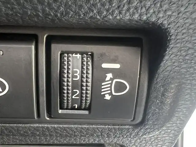 トヨタ カローラ クロス ハイブリッド Z 秋田県 2022(令4)年 7.1万km プラチナホワイトパールマイカ ４WD/衝突軽減システム/LEDヘッドライト/純正メモリナビ/フルセグ/バックカメラ/トヨタ純正18インチアルミ/スマートキー/アイドリングストップ/プッシュスタート/クルーズコントロール追従走行有/オートマチックハイビーム/レーンキープアシスト/コーナーセンサー/ステアリングスイッチ/電動パーキングブレーキ/ブレーキホールド機能/電動リアゲート/ドライブレコーダー/運転席パワーシート/前席シートヒーター/ETC/ルーフレール/純正フロアマット/純正ドアバイザー/オートライト/オートエアコン/パワーステアリング/パワーウィンドウ/ヘッドライトレベライザー/横滑り防止/盗難防止装置/寒冷地仕様/電動格納ウィンカーミラー/保証書/取扱説明書/記録簿/スペアキー1本有