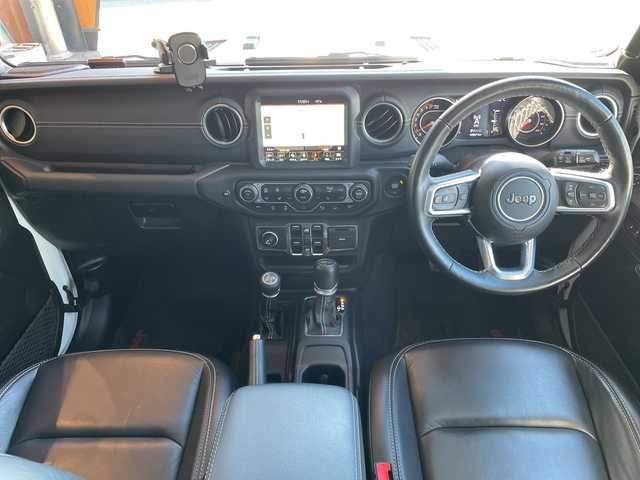 クライスラー・ジープ ラングラー アンリミテッド サハラ 高知県 2021(令3)年 4.5万km 白 純正ナビUconnect/8.4インチタッチパネルモニター（AM/FMラジオ/フルセグ/Bluetooth/AUX/Apple CarPlay / Android Auto）/フロント/サイド/リアカメラ/サブウーハー付アルパイン製プレミアムスピーカー/アダプティブクルーズコントロール（STOP機能付）/ParkSenseフロント・リアパークアシスト/レザーシート/フロントシートヒーター/ステアリングヒーター/ETC/LEDライト/115V アクセサリー電源アウトレット/ドライブアシスタンス/ブラインドスポット警告/バックカメラ/フロントカメラ/純正18インチアルミホイル/スマートキー