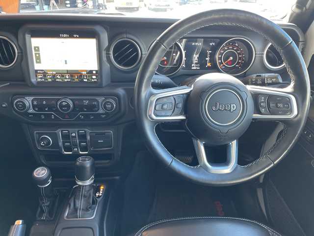 クライスラー・ジープ ラングラー アンリミテッド サハラ 高知県 2021(令3)年 4.5万km 白 純正ナビUconnect/8.4インチタッチパネルモニター（AM/FMラジオ/フルセグ/Bluetooth/AUX/Apple CarPlay / Android Auto）/フロント/サイド/リアカメラ/サブウーハー付アルパイン製プレミアムスピーカー/アダプティブクルーズコントロール（STOP機能付）/ParkSenseフロント・リアパークアシスト/レザーシート/フロントシートヒーター/ステアリングヒーター/ETC/LEDライト/115V アクセサリー電源アウトレット/ドライブアシスタンス/ブラインドスポット警告/バックカメラ/フロントカメラ/純正18インチアルミホイル/スマートキー