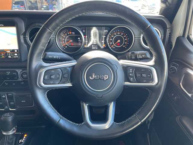 クライスラー・ジープ ラングラー アンリミテッド サハラ 高知県 2021(令3)年 4.5万km 白 純正ナビUconnect/8.4インチタッチパネルモニター（AM/FMラジオ/フルセグ/Bluetooth/AUX/Apple CarPlay / Android Auto）/フロント/サイド/リアカメラ/サブウーハー付アルパイン製プレミアムスピーカー/アダプティブクルーズコントロール（STOP機能付）/ParkSenseフロント・リアパークアシスト/レザーシート/フロントシートヒーター/ステアリングヒーター/ETC/LEDライト/115V アクセサリー電源アウトレット/ドライブアシスタンス/ブラインドスポット警告/バックカメラ/フロントカメラ/純正18インチアルミホイル/スマートキー