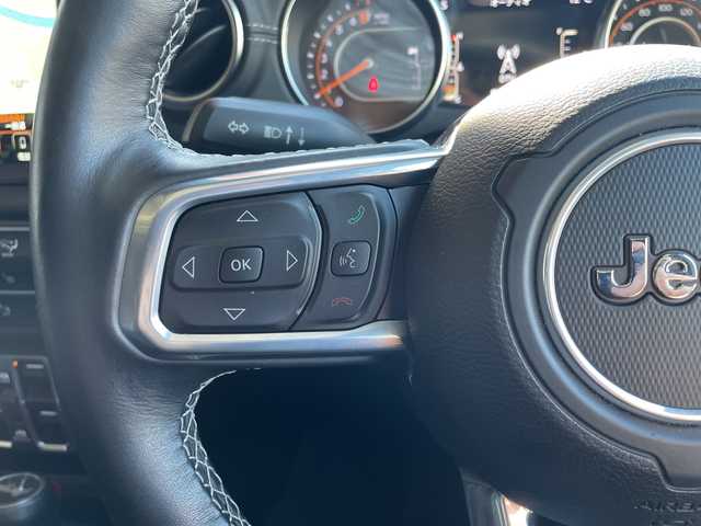 クライスラー・ジープ ラングラー アンリミテッド サハラ 高知県 2021(令3)年 4.5万km 白 純正ナビUconnect/8.4インチタッチパネルモニター（AM/FMラジオ/フルセグ/Bluetooth/AUX/Apple CarPlay / Android Auto）/フロント/サイド/リアカメラ/サブウーハー付アルパイン製プレミアムスピーカー/アダプティブクルーズコントロール（STOP機能付）/ParkSenseフロント・リアパークアシスト/レザーシート/フロントシートヒーター/ステアリングヒーター/ETC/LEDライト/115V アクセサリー電源アウトレット/ドライブアシスタンス/ブラインドスポット警告/バックカメラ/フロントカメラ/純正18インチアルミホイル/スマートキー