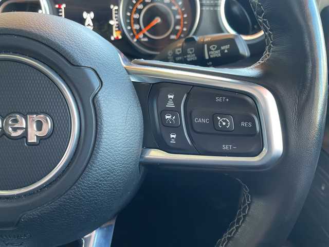 クライスラー・ジープ ラングラー アンリミテッド サハラ 高知県 2021(令3)年 4.5万km 白 純正ナビUconnect/8.4インチタッチパネルモニター（AM/FMラジオ/フルセグ/Bluetooth/AUX/Apple CarPlay / Android Auto）/フロント/サイド/リアカメラ/サブウーハー付アルパイン製プレミアムスピーカー/アダプティブクルーズコントロール（STOP機能付）/ParkSenseフロント・リアパークアシスト/レザーシート/フロントシートヒーター/ステアリングヒーター/ETC/LEDライト/115V アクセサリー電源アウトレット/ドライブアシスタンス/ブラインドスポット警告/バックカメラ/フロントカメラ/純正18インチアルミホイル/スマートキー