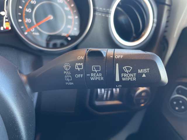 クライスラー・ジープ ラングラー アンリミテッド サハラ 高知県 2021(令3)年 4.5万km 白 純正ナビUconnect/8.4インチタッチパネルモニター（AM/FMラジオ/フルセグ/Bluetooth/AUX/Apple CarPlay / Android Auto）/フロント/サイド/リアカメラ/サブウーハー付アルパイン製プレミアムスピーカー/アダプティブクルーズコントロール（STOP機能付）/ParkSenseフロント・リアパークアシスト/レザーシート/フロントシートヒーター/ステアリングヒーター/ETC/LEDライト/115V アクセサリー電源アウトレット/ドライブアシスタンス/ブラインドスポット警告/バックカメラ/フロントカメラ/純正18インチアルミホイル/スマートキー