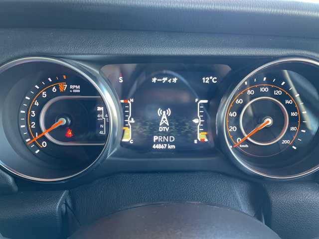 クライスラー・ジープ ラングラー アンリミテッド サハラ 高知県 2021(令3)年 4.5万km 白 純正ナビUconnect/8.4インチタッチパネルモニター（AM/FMラジオ/フルセグ/Bluetooth/AUX/Apple CarPlay / Android Auto）/フロント/サイド/リアカメラ/サブウーハー付アルパイン製プレミアムスピーカー/アダプティブクルーズコントロール（STOP機能付）/ParkSenseフロント・リアパークアシスト/レザーシート/フロントシートヒーター/ステアリングヒーター/ETC/LEDライト/115V アクセサリー電源アウトレット/ドライブアシスタンス/ブラインドスポット警告/バックカメラ/フロントカメラ/純正18インチアルミホイル/スマートキー