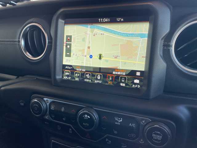 クライスラー・ジープ ラングラー アンリミテッド サハラ 高知県 2021(令3)年 4.5万km 白 純正ナビUconnect/8.4インチタッチパネルモニター（AM/FMラジオ/フルセグ/Bluetooth/AUX/Apple CarPlay / Android Auto）/フロント/サイド/リアカメラ/サブウーハー付アルパイン製プレミアムスピーカー/アダプティブクルーズコントロール（STOP機能付）/ParkSenseフロント・リアパークアシスト/レザーシート/フロントシートヒーター/ステアリングヒーター/ETC/LEDライト/115V アクセサリー電源アウトレット/ドライブアシスタンス/ブラインドスポット警告/バックカメラ/フロントカメラ/純正18インチアルミホイル/スマートキー