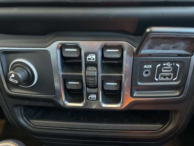 クライスラー・ジープ ラングラー アンリミテッド サハラ 高知県 2021(令3)年 4.5万km 白 純正ナビUconnect/8.4インチタッチパネルモニター（AM/FMラジオ/フルセグ/Bluetooth/AUX/Apple CarPlay / Android Auto）/フロント/サイド/リアカメラ/サブウーハー付アルパイン製プレミアムスピーカー/アダプティブクルーズコントロール（STOP機能付）/ParkSenseフロント・リアパークアシスト/レザーシート/フロントシートヒーター/ステアリングヒーター/ETC/LEDライト/115V アクセサリー電源アウトレット/ドライブアシスタンス/ブラインドスポット警告/バックカメラ/フロントカメラ/純正18インチアルミホイル/スマートキー