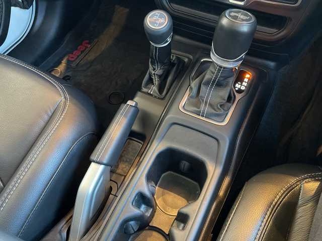 クライスラー・ジープ ラングラー アンリミテッド サハラ 高知県 2021(令3)年 4.5万km 白 純正ナビUconnect/8.4インチタッチパネルモニター（AM/FMラジオ/フルセグ/Bluetooth/AUX/Apple CarPlay / Android Auto）/フロント/サイド/リアカメラ/サブウーハー付アルパイン製プレミアムスピーカー/アダプティブクルーズコントロール（STOP機能付）/ParkSenseフロント・リアパークアシスト/レザーシート/フロントシートヒーター/ステアリングヒーター/ETC/LEDライト/115V アクセサリー電源アウトレット/ドライブアシスタンス/ブラインドスポット警告/バックカメラ/フロントカメラ/純正18インチアルミホイル/スマートキー