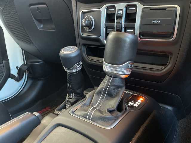 クライスラー・ジープ ラングラー アンリミテッド サハラ 高知県 2021(令3)年 4.5万km 白 純正ナビUconnect/8.4インチタッチパネルモニター（AM/FMラジオ/フルセグ/Bluetooth/AUX/Apple CarPlay / Android Auto）/フロント/サイド/リアカメラ/サブウーハー付アルパイン製プレミアムスピーカー/アダプティブクルーズコントロール（STOP機能付）/ParkSenseフロント・リアパークアシスト/レザーシート/フロントシートヒーター/ステアリングヒーター/ETC/LEDライト/115V アクセサリー電源アウトレット/ドライブアシスタンス/ブラインドスポット警告/バックカメラ/フロントカメラ/純正18インチアルミホイル/スマートキー