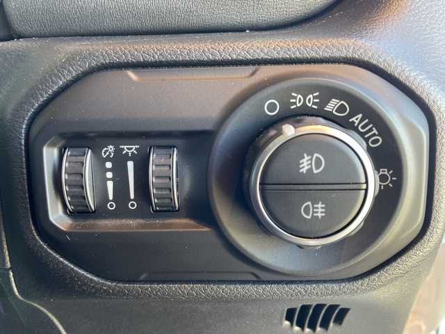 クライスラー・ジープ ラングラー アンリミテッド サハラ 高知県 2021(令3)年 4.5万km 白 純正ナビUconnect/8.4インチタッチパネルモニター（AM/FMラジオ/フルセグ/Bluetooth/AUX/Apple CarPlay / Android Auto）/フロント/サイド/リアカメラ/サブウーハー付アルパイン製プレミアムスピーカー/アダプティブクルーズコントロール（STOP機能付）/ParkSenseフロント・リアパークアシスト/レザーシート/フロントシートヒーター/ステアリングヒーター/ETC/LEDライト/115V アクセサリー電源アウトレット/ドライブアシスタンス/ブラインドスポット警告/バックカメラ/フロントカメラ/純正18インチアルミホイル/スマートキー