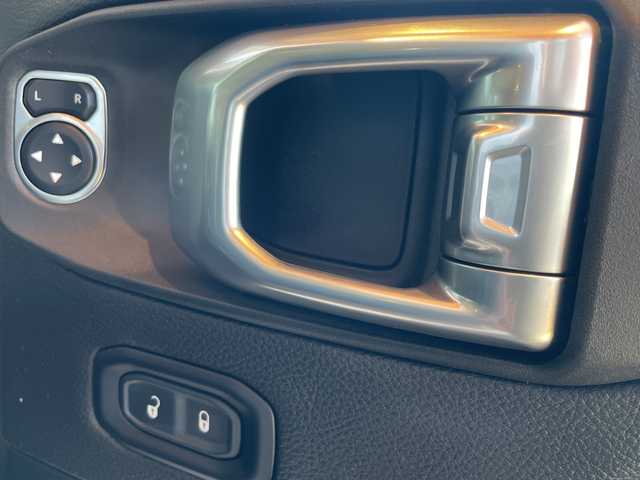 クライスラー・ジープ ラングラー アンリミテッド サハラ 高知県 2021(令3)年 4.5万km 白 純正ナビUconnect/8.4インチタッチパネルモニター（AM/FMラジオ/フルセグ/Bluetooth/AUX/Apple CarPlay / Android Auto）/フロント/サイド/リアカメラ/サブウーハー付アルパイン製プレミアムスピーカー/アダプティブクルーズコントロール（STOP機能付）/ParkSenseフロント・リアパークアシスト/レザーシート/フロントシートヒーター/ステアリングヒーター/ETC/LEDライト/115V アクセサリー電源アウトレット/ドライブアシスタンス/ブラインドスポット警告/バックカメラ/フロントカメラ/純正18インチアルミホイル/スマートキー