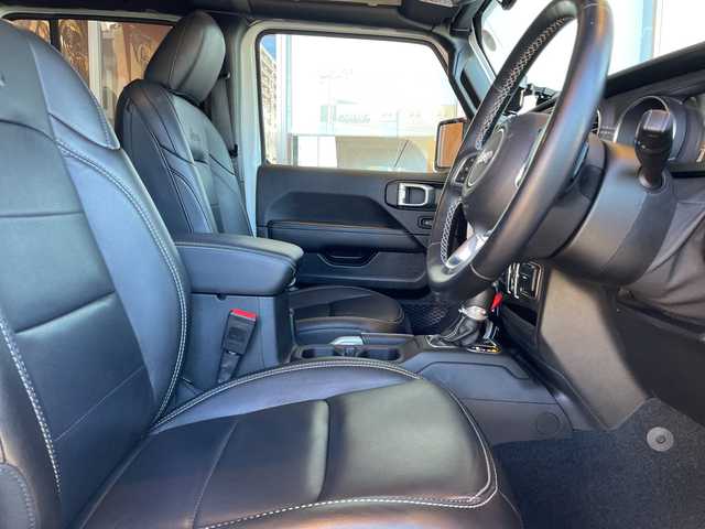 クライスラー・ジープ ラングラー アンリミテッド サハラ 高知県 2021(令3)年 4.5万km 白 純正ナビUconnect/8.4インチタッチパネルモニター（AM/FMラジオ/フルセグ/Bluetooth/AUX/Apple CarPlay / Android Auto）/フロント/サイド/リアカメラ/サブウーハー付アルパイン製プレミアムスピーカー/アダプティブクルーズコントロール（STOP機能付）/ParkSenseフロント・リアパークアシスト/レザーシート/フロントシートヒーター/ステアリングヒーター/ETC/LEDライト/115V アクセサリー電源アウトレット/ドライブアシスタンス/ブラインドスポット警告/バックカメラ/フロントカメラ/純正18インチアルミホイル/スマートキー