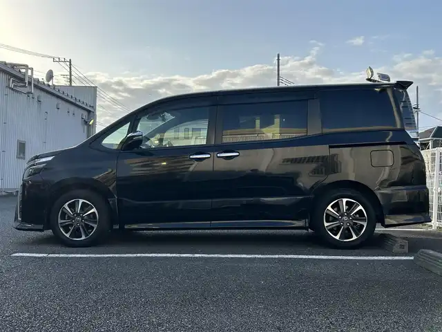 トヨタ ヴォクシー ZS 煌 静岡県 2018(平30)年 7.8万km ブラック ユーザー買取車両/ワンオーナー/純正SDナビ【NSZT-Y66T】/　フルセグTV/BT/純正16インチAW/クルーズコントロール/バックカメラ/ドライブレコーダー/アイドリングストップ/オートライト/オートマチックハイビーム/ETC/衝突軽減システム/USB端子/TVキャンセラー/プッシュスタート/スペアキー/フリップダウンモニター動作未確認