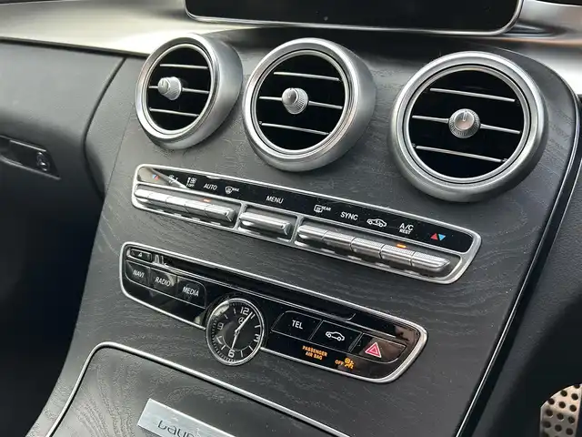 メルセデス・ベンツ Ｃ２２０ｄ ワゴン ローレウスエディション 福岡県 2017(平29)年 3.7万km 黒 禁煙車/純正ナビゲーション/TV/BT/SD/USB/CD/DVD/バックカメラ/黒レザーシート/前席シートヒーター/前席パワーシート/パノラミックスライディングルーフ/LEDオートライト/パワーバックドア/パドルシフト/キーレスゴー/アダプティブクルーズコントロール/ESP/アクティブブレーキアシスト/ブラインドスポットアシスト/レーンキープアシスト/アテンションアシスト/ETC/取扱説明書/ワンオーナー